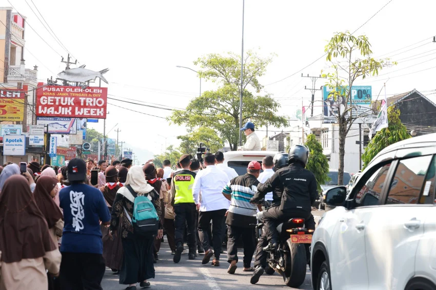 prabowo-minta-pindad-buat-mobil-khusus-presiden-untuk-sapa-warga-jkf