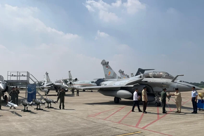 prabowo-serahkan-6-pesawat-tempur-rafale-4-falcon-8x-dan-1-airbus-a400m-ke-tni-xpq
