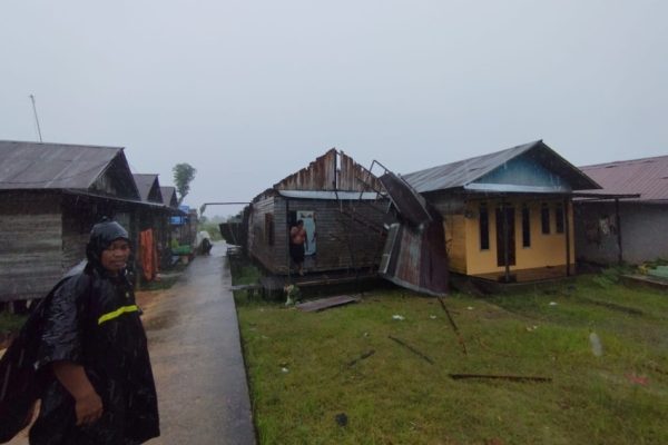 puluhan-rumah-di-banjar-kalsel-rusak-diterjang-hujan-deras-disertai-angin-kencang-zvi