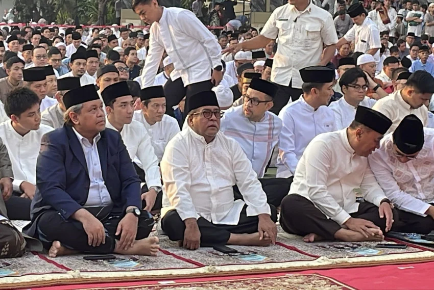 ratusan-warga-salat-iduladha-di-balai-kota-jakarta-dihadiri-wagub-rano-karno-sty