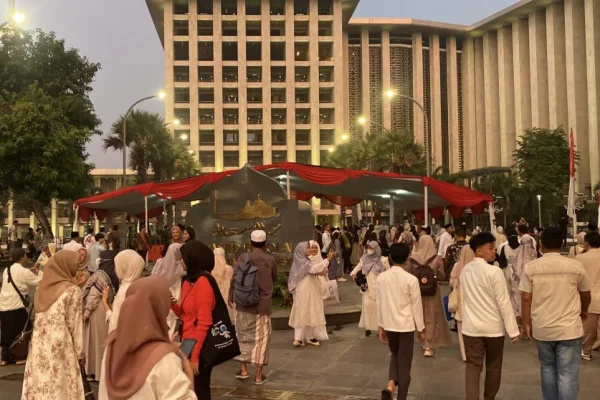 ribuan-jemaah-mulai-padati-masjid-istiqlal-untuk-salat-iduladha-zmo