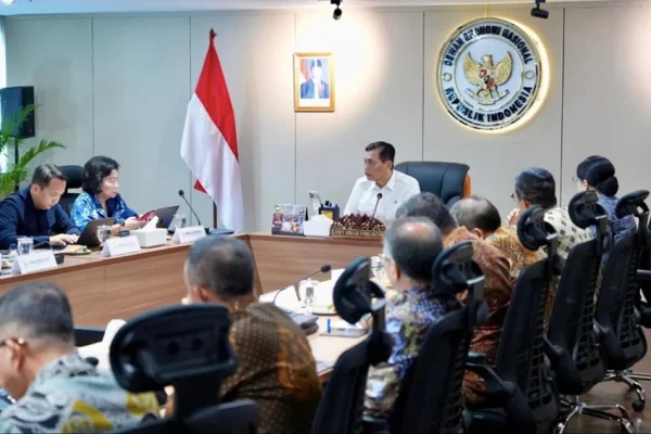 rupiah-nyungsep-ke-rp17667usd-luhut-ingatkan-ojk-punya-tugas-tambahan-ufl