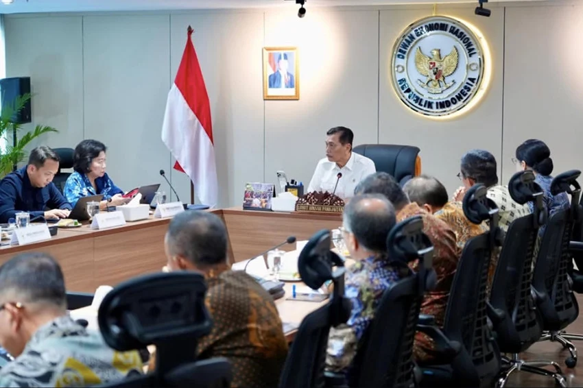 rupiah-nyungsep-ke-rp17667usd-luhut-ingatkan-ojk-punya-tugas-tambahan-ufl