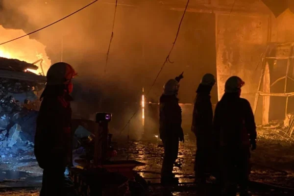 si-jago-merah-mengamuk-di-tegal-alur-kalideres-4-gudang-hangus-terbakar-nlg
