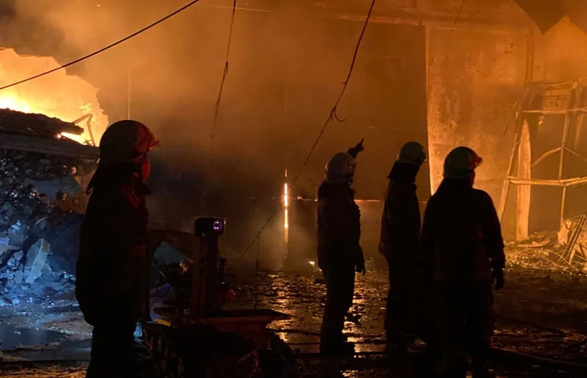 si-jago-merah-mengamuk-di-tegal-alur-kalideres-4-gudang-hangus-terbakar-nlg