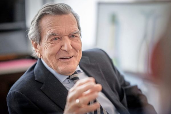 siapa-gerhard-schroeder-mantan-kanselir-jerman-yang-diminta-putin-jadi-mediator-perundingan-ukraina-dan-rusia-zqy