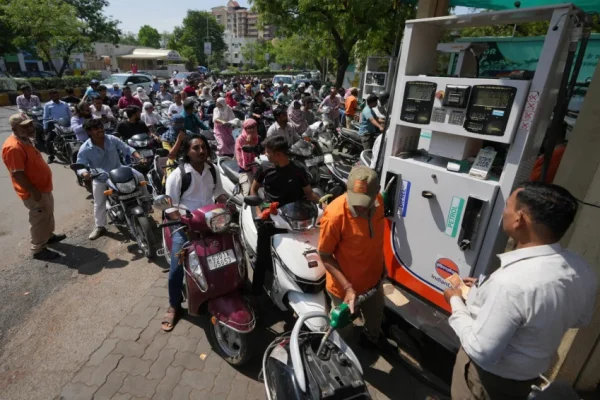 tekor-rp18-triliun-per-hari-india-akhirnya-naikkan-harga-bbm-pertama-sejak-2022-pvv