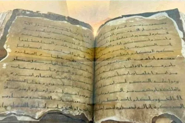 tinta-karbon-dan-kulit-hewan-mewarnai-keunikan-alquran-berusia-1000-tahun-yoy