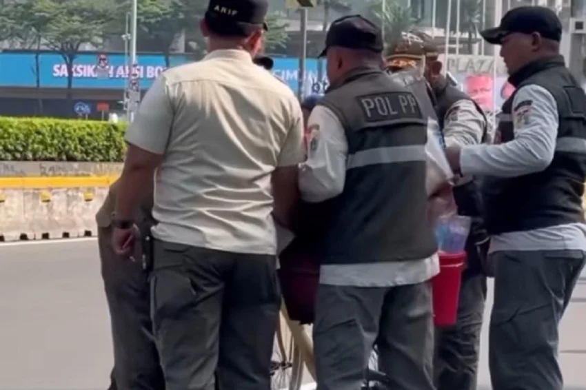 viral-aksi-penertiban-paksa-pedagang-es-krim-di-cfd-satpol-pp-dki-jakarta-akhirnya-minta-maaf-yid