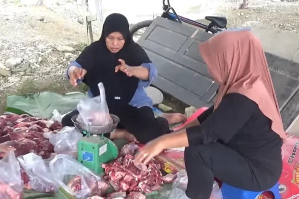 warga-kendari-bersyukur-terima-daging-kurban-dari-partai-perindo-uly