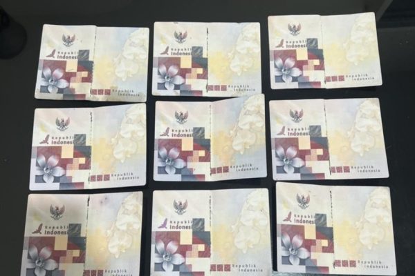 129-sampul-paspor-bekas-jemaah-haji-ditemukan-tercecer-di-serpong-imigrasi-dokumen-lama-vmn
