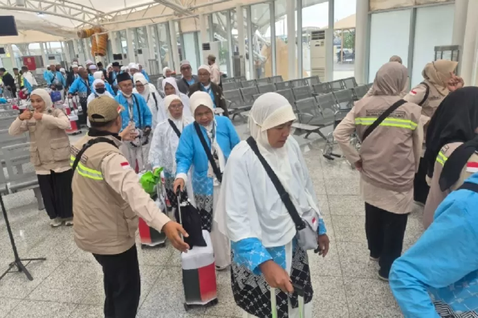 15086-jemaah-haji-reguler-dan-7547-haji-khusus-telah-tiba-di-indonesia-ahi