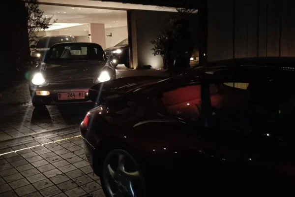 2-mobil-porsche-disita-kpk-dari-rumah-silmy-karim-tidak-ada-di-lhkpn-unsur-tppu-didalami-nmm