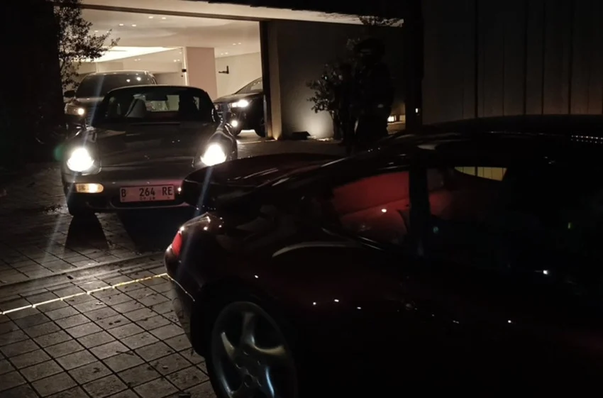 2-mobil-porsche-disita-kpk-dari-rumah-silmy-karim-tidak-ada-di-lhkpn-unsur-tppu-didalami-nmm