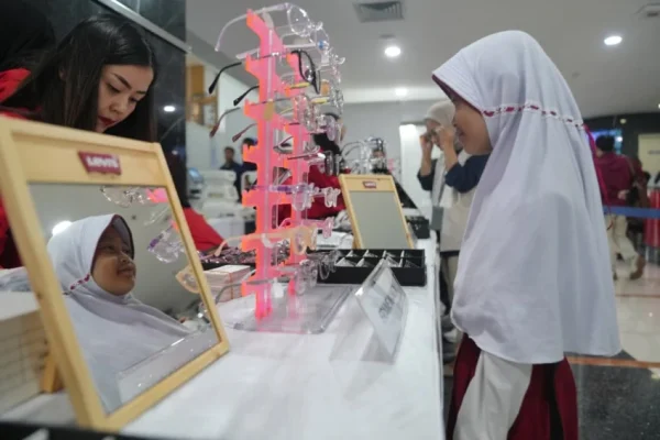 300-siswawarga-dapatkan-pemeriksaan-mata-dan-kacamata-gratis-oqe