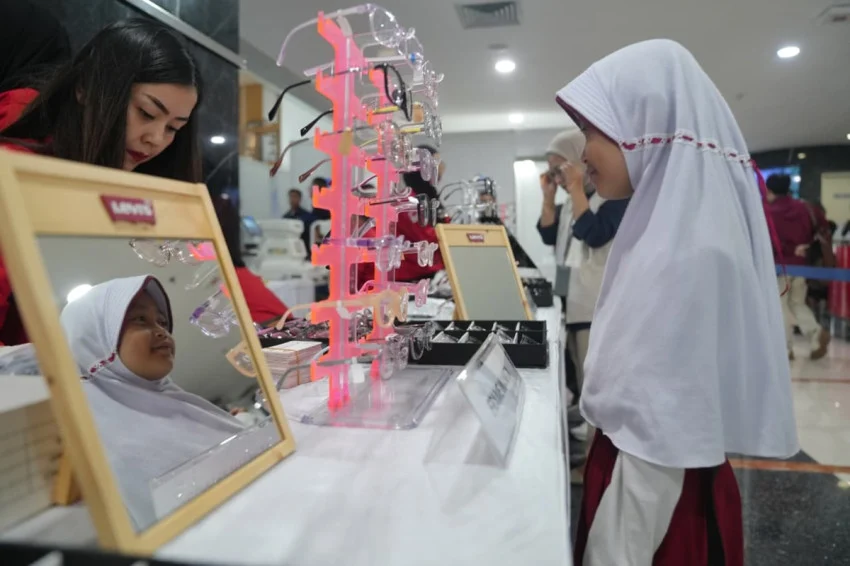 300-siswawarga-dapatkan-pemeriksaan-mata-dan-kacamata-gratis-oqe