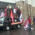 aksi-demo-di-gedung-dpr-puluhan-mahasiswa-terlibat-aksi-dorong-dengan-polisi-ryg
