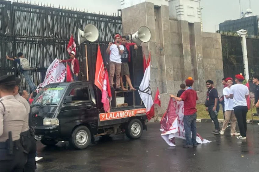 aksi-demo-di-gedung-dpr-puluhan-mahasiswa-terlibat-aksi-dorong-dengan-polisi-ryg