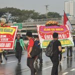 bem-si-kerakyatan-jakarta-datangi-gedung-dpr-desak-harga-bbm-diturunkan-ddc