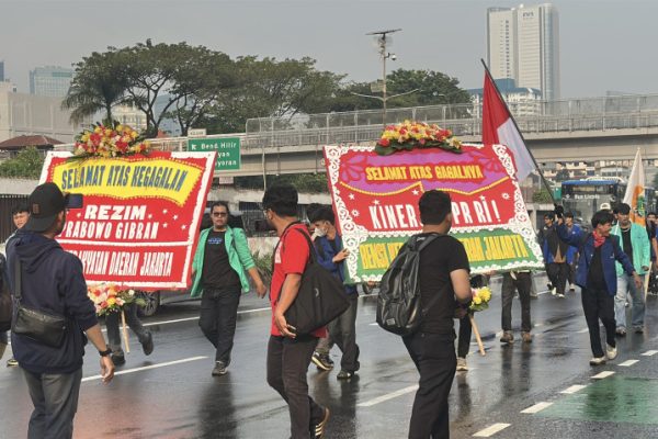 bem-si-kerakyatan-jakarta-datangi-gedung-dpr-desak-harga-bbm-diturunkan-ddc