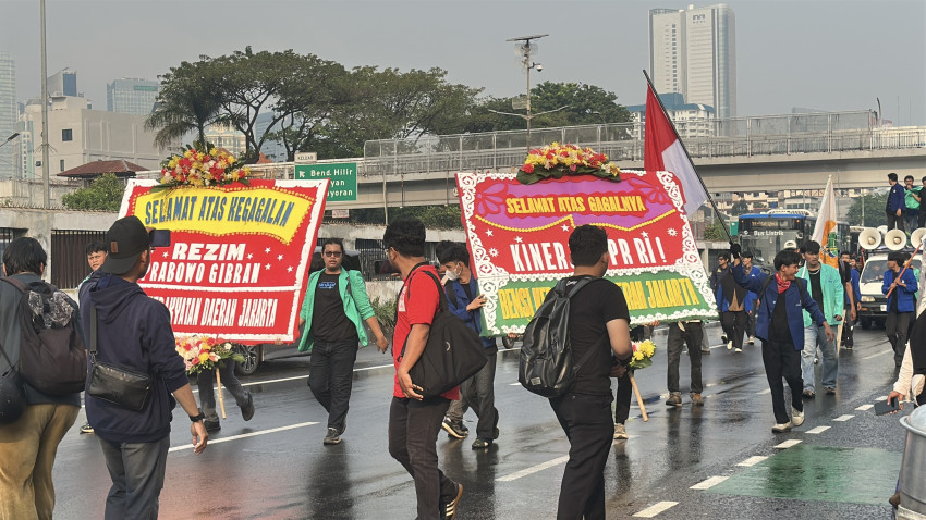 bem-si-kerakyatan-jakarta-datangi-gedung-dpr-desak-harga-bbm-diturunkan-ddc