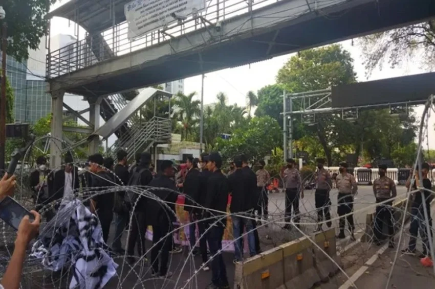 bersitegang-dengan-aparat-massa-bem-ui-tertahan-di-semanggi-saat-menuju-bundaran-hi-syz