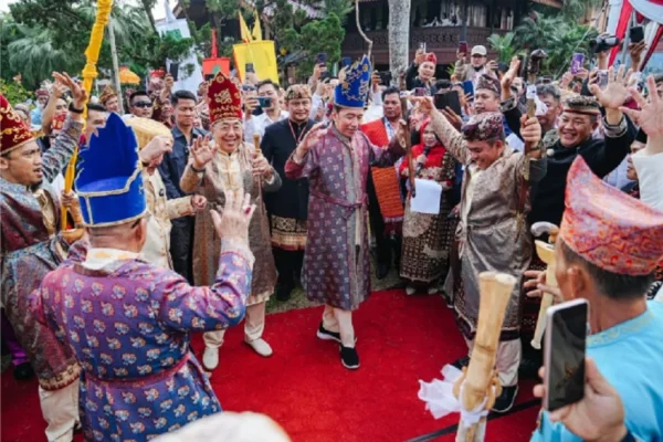 blusukan-jokowi-terima-gelar-adat-tertinggi-dari-5-kerajaan-adat-lampung-utv