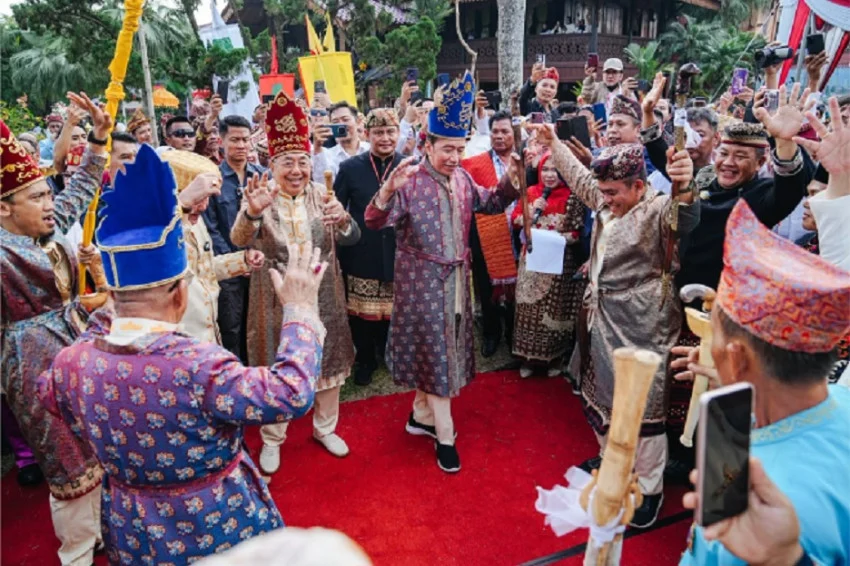 blusukan-jokowi-terima-gelar-adat-tertinggi-dari-5-kerajaan-adat-lampung-utv