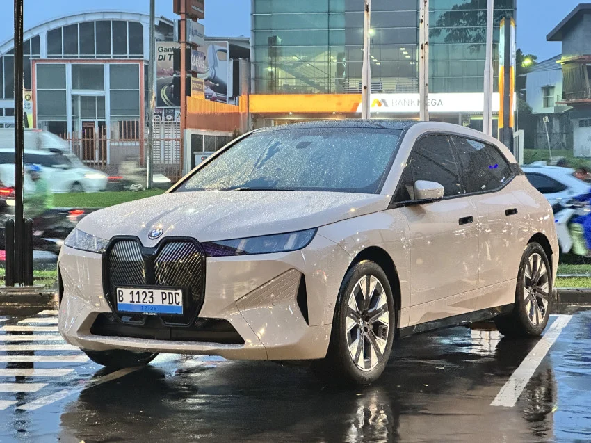 bmw-ix-xdrive45-kemewahan-sunyi-seharga-rp26-miliar-dtb