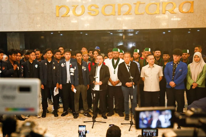 di-hadapan-mahasiswa-dasco-telepon-nanik-dan-bahlil-uqf