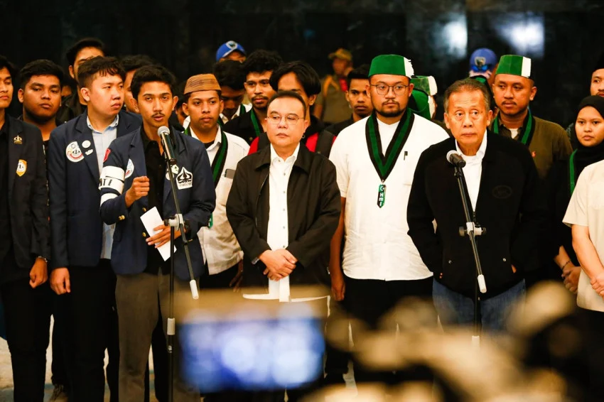 di-hadapan-pimpinan-dpr-mahasiswa-minta-pemerintah-tak-mainkan-isu-perut-rakyat-xkw