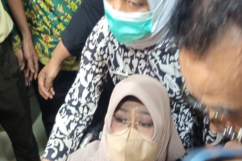 dokter-tifa-pakai-kursi-roda-hingga-dibopong-usai-pemeriksaan-kesehatan-di-rs-polri-ewg