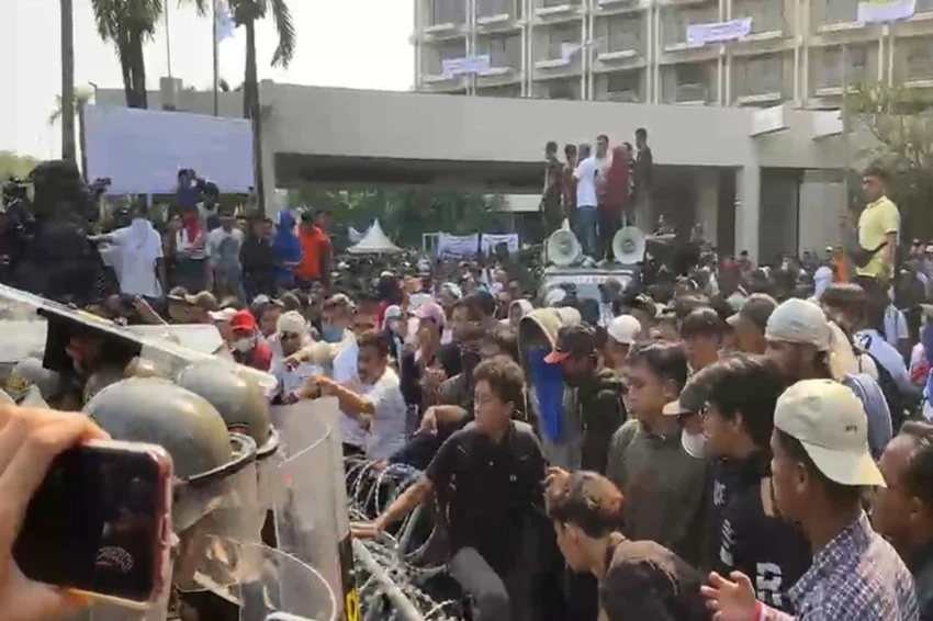 eksekusi-hotel-sultan-ricuh-simpatisan-lempari-polisi-dan-tni-dengan-batu-yhg