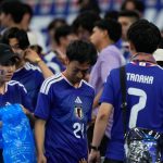fans-jepang-punguti-sampah-usai-jepang-imbangi-belanda-22-gkv