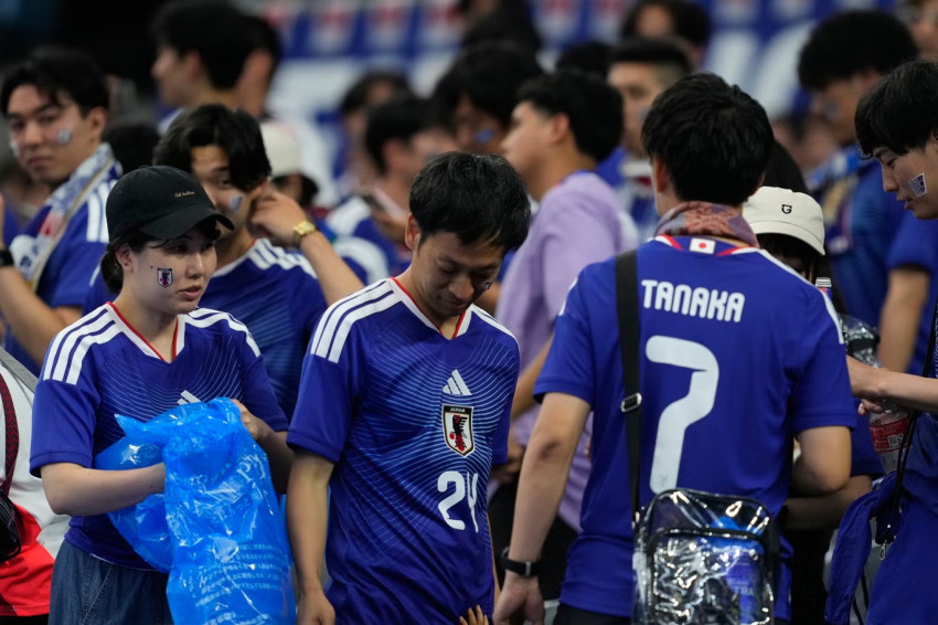 fans-jepang-punguti-sampah-usai-jepang-imbangi-belanda-22-gkv
