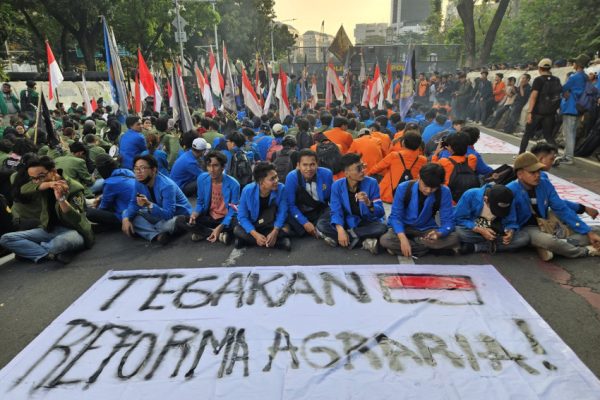 gelombang-demonstrasi-berlanjut-di-medan-merdeka-selatan-mahasiswa-sampaikan-kritik-kebijakan-pemerintah-the