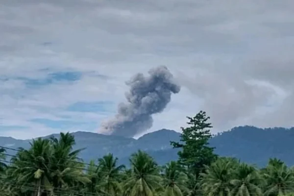 gunung-dukono-kembali-erupsi-pagi-ini-luncurkan-abu-vulkanik-1000-meter-ztl