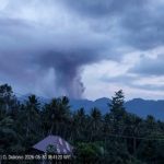 gunung-dukono-maluku-utara-erupsi-pvmbg-imbau-masyarakat-waspada-qcr