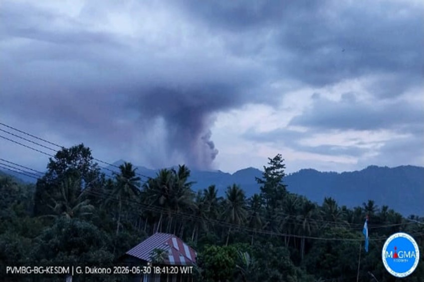 gunung-dukono-maluku-utara-erupsi-pvmbg-imbau-masyarakat-waspada-qcr