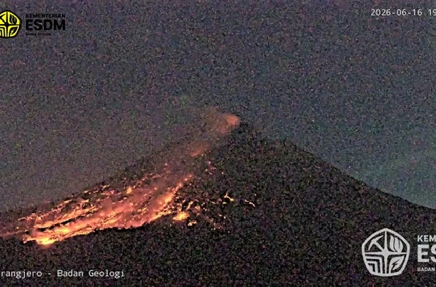 gunung-merapi-erupsi-guguran-lava-meluncur-2-kilometer-ke-arah-barat-lpx