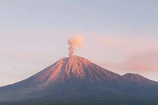 gunung-semeru-erupsi-tinggi-kolom-abu-capai-1200-meter-di-atas-puncak-cii