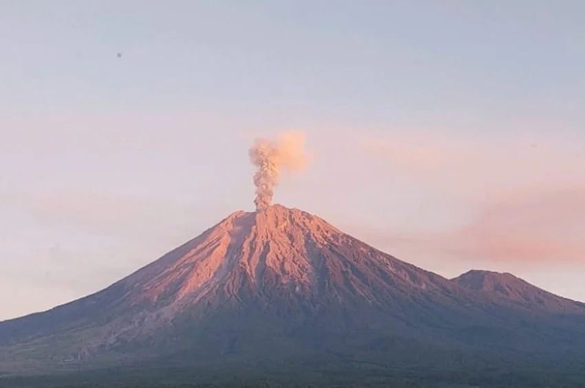 gunung-semeru-erupsi-tinggi-kolom-abu-capai-1200-meter-di-atas-puncak-cii