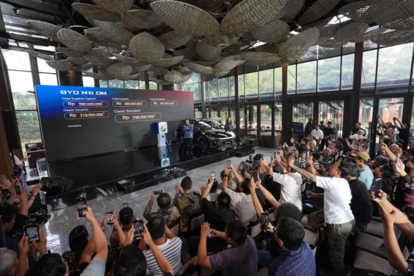 harga-byd-m6-dm-dirilis-mulai-rp298-juta-klaim-irit-65-kmliter-setara-motor-matic-izd
