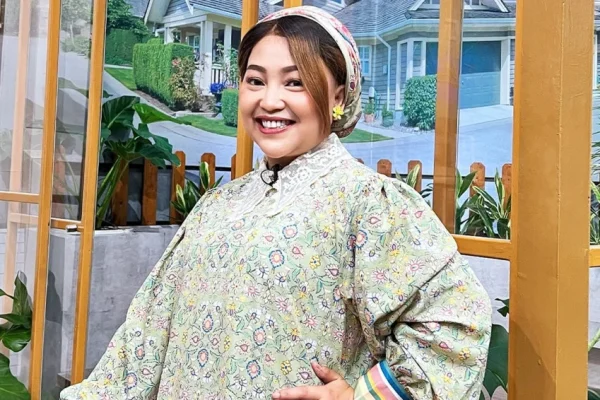 haru-alfatih-putra-mendiang-mpok-alpa-bawa-rapor-ke-makam-sang-bunda-setelah-naik-kelas-oee