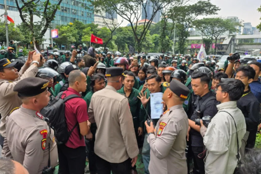 hendak-demo-di-patung-kuda-ratusan-mahasiswa-diadang-polisi-di-semanggi-kcv