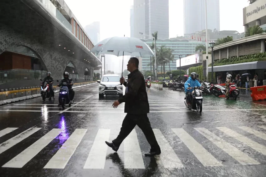hujan-diprediksi-guyur-sebagian-besar-jakarta-siang-hingga-sore-hari-ini-whx