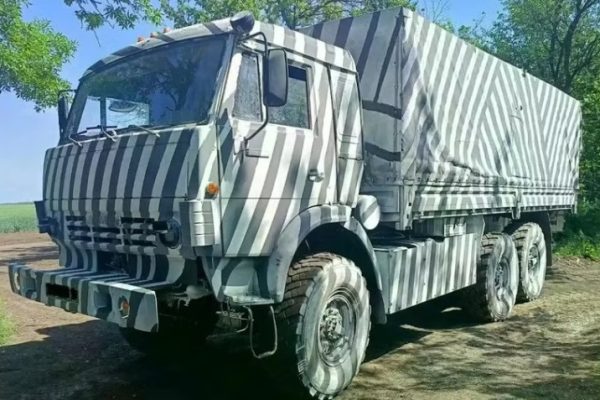 kamuflase-kendaraan-perang-rusia-bisa-mengecoh-drone-berteknologi-ai-jdh