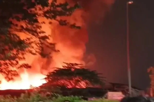 kebakaran-melanda-permukiman-padat-penduduk-di-kemayoran-malam-ini-zlv