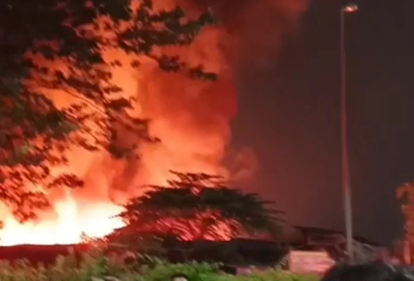 kebakaran-melanda-permukiman-padat-penduduk-di-kemayoran-malam-ini-zlv