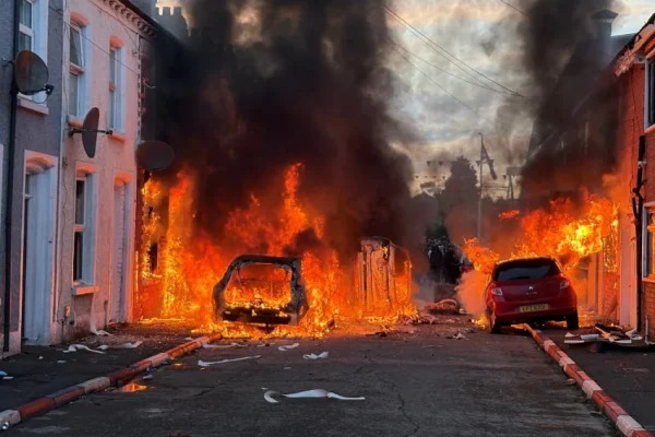 kerusuhan-meluas-di-irlandia-utara-rumah-dan-mobil-dibakar-eaj